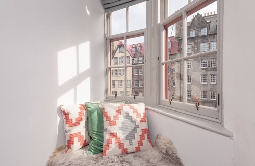 Old Town Apartment | Superb 1 bedroom + sofabed on the famous Royal Mile, 150 metres to Edinburgh Castle