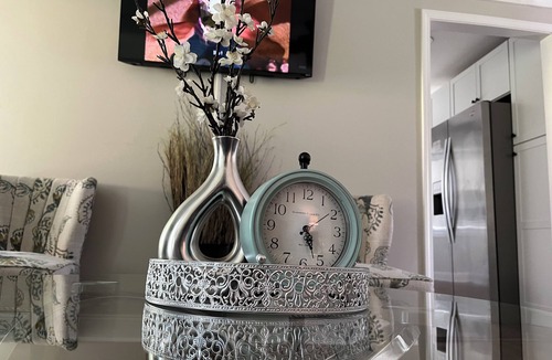 Gladstone House | Superb 4BR-Suite NKC Near KC Chiefs, World Cup, Airport & Downtown Fun