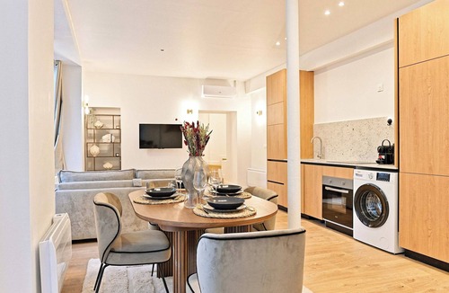 Quartier de Rochechouart Apartment | Superb Air-conditioned Flat Galeries Lafayette