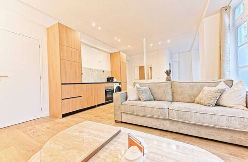 Quartier de Rochechouart Apartment | Superb Air-conditioned Flat Galeries Lafayette