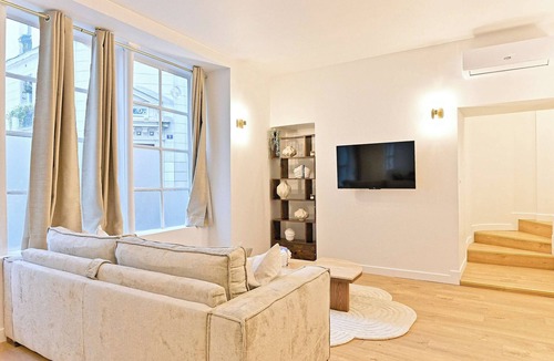 Quartier de Rochechouart Apartment | Superb Air-conditioned Flat Galeries Lafayette