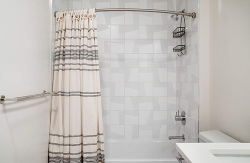 Broadway Apartment | Superb Capitol Hill Studio w/Lounge, BBQ & W/D, nr Park, by Blueground