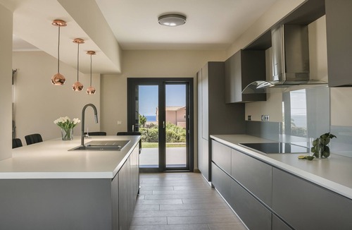 Svoronata Villa | SUPERB LOCATION Luxury 5 bed villa, pool, sea view, beach/restaurants close by