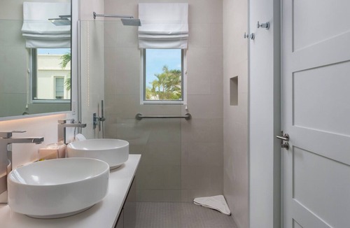 Mount Standfast Cottage | Superb luxury 1-bedroom cottage in gated community with pool and gym
