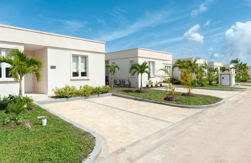 Mount Standfast Cottage | Superb luxury 1-bedroom cottage in gated community with pool and gym
