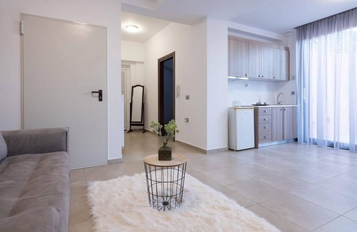 Malevizi Villa | Superb Modern Villa, A/C, Gym, Private Pool, BBQ House, Sea Views - 15mins from Heraklion & Beaches!