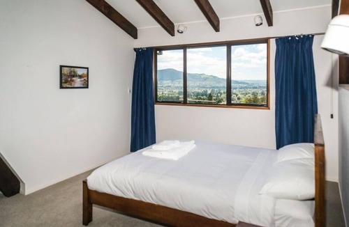 Rotorua Cabin | superb panorama of Lake Rotorua in design lodge