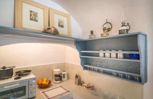 Finikia Villa | Superb Santorini Suites | Fava Eco | Master Suite with Outdoor Private Jacuzzi