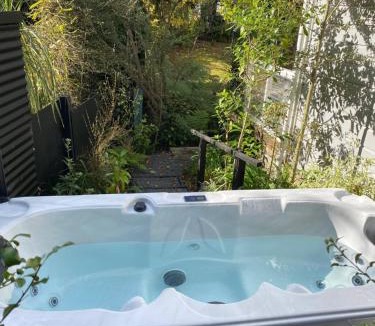 Whanganui House | Superb Studio Retreat with Private Secluded Spa, plus Pool & BBQ access