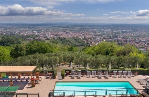 Margine Coperta-Traversagna Villa | Superb villa at short distance from Montecatini. Pool, basketball court, soccer, ping-pong, mountain