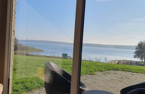 Froidchapelle Villa | Superbe Villa au Bord du lac