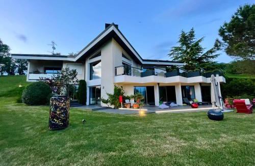 Lucinges Villa | Superbe villa avec piscine intérieure, sauna, jacuzzi et salle de sport