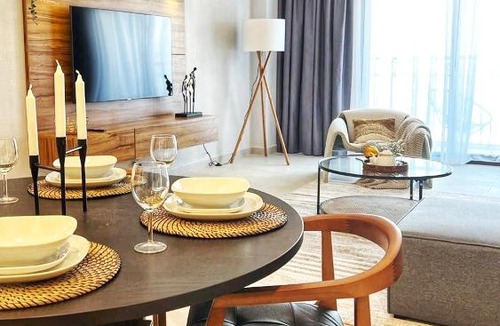 Umm Suqeim 3 Apartment | SuperHost - Luxury Apt Amidst Lush Greens in Madinat Jumeirah