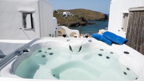 Xilokeratidi Apartment | Superior 3 Beachfront Suite Hot tub and Seaview