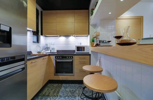 Attiki House | Superior Central Apt 3min to Metro AC Netflix iMac