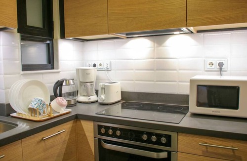 Attiki House | Superior Central Apt 3min to Metro AC Netflix iMac