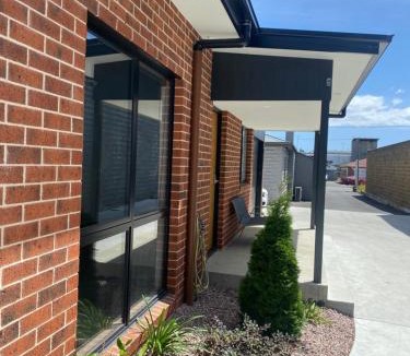Kings Meadows Apartment | Superior & Luxe 2BR Apartment Villas Al Fresco Patio Free Parking & WIFI