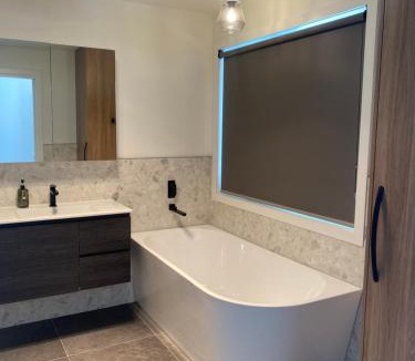 Kings Meadows Apartment | Superior & Luxe 2BR Apartment Villas Al Fresco Patio Free Parking & WIFI