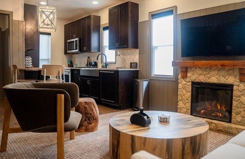 Bronson House | Superior Queen Two-Bedroom Cottage