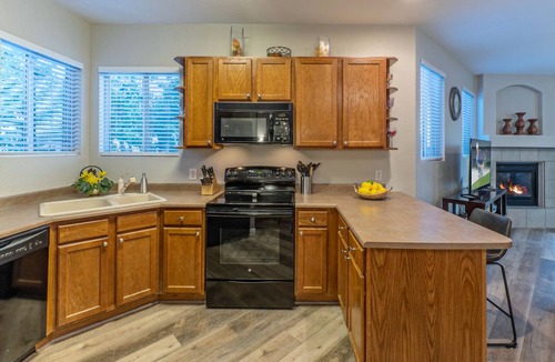 Superstition Lakes Condo | Superstition Lakes Condo, A+ Golf View, Comm Htd POOL & SPA; Walk to Mall & Theater