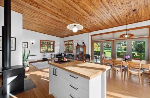 Upper Moutere House | Supplejack Gardens
