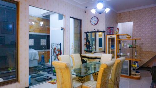 Suko Manunggal Villa | Surabaya Homey near Supermall