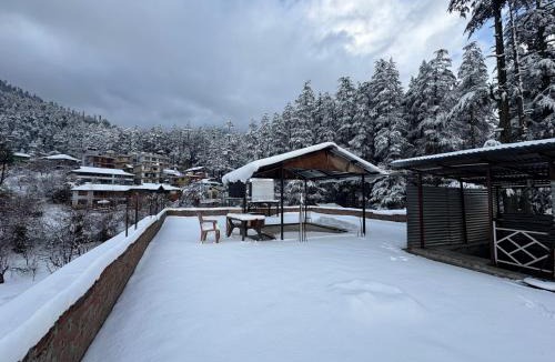 Old Manali Apartment | Suraj Retreat Inn " Near Mall Road " Bonfire ! Open Terrace ! Personal Parking