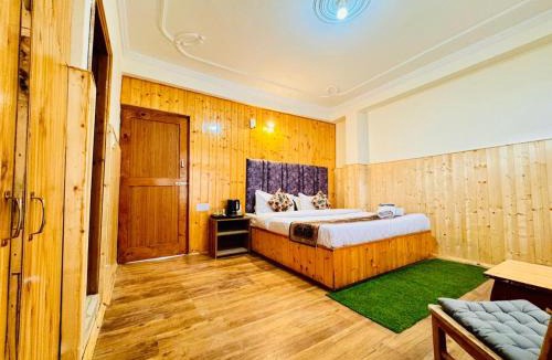 Old Manali Apartment | Suraj Retreat Inn " Near Mall Road " Bonfire ! Open Terrace ! Personal Parking