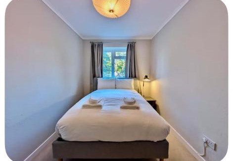 St. Mark's Apartment | Surbiton Gem 5 Min to Station & Free Parking