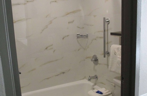 Point Richmond Hotel | SureStay Plus Hotel by Best Western Point Richmond