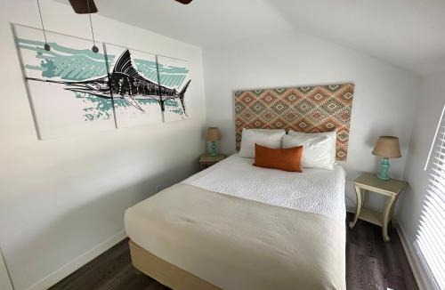 Huron House | Surf Cottage - Boat Parking & Block from Beach