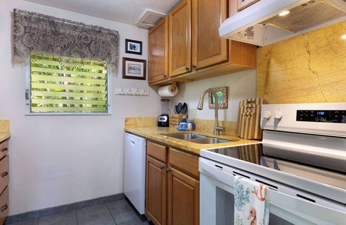 Historic Kailua Village House | Surf & Racquet Club #24 New Beds, New You!