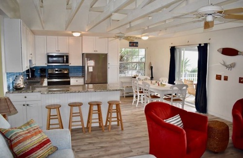 Placida House | Surf's Up: Beachfront cottage, separate guest apartment, room for everyone!