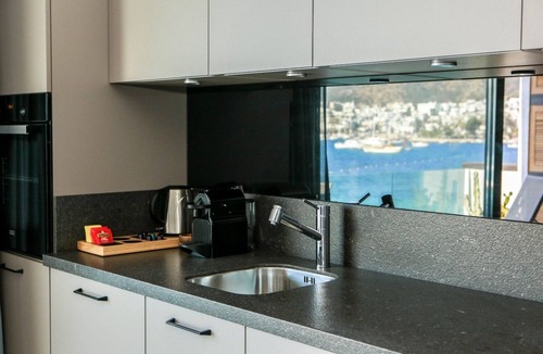 Bodrum City Center Apartment | Surfer Caravan Gastro Pub and Suites