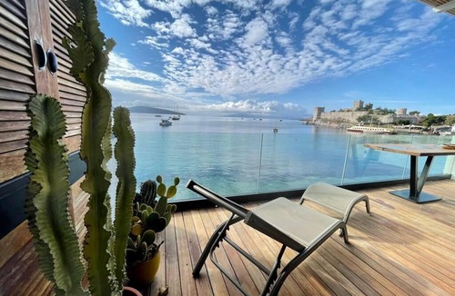 Bodrum City Center Apartment | Surfer Caravan Gastro Pub and Suites