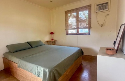 General Luna House | Surfer's Hideout - central two-storey HOUSE with garden & private balcony