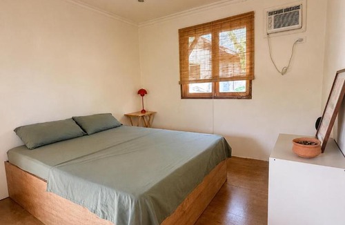 General Luna House | Surfer's Hideout - central two-storey HOUSE with garden & private balcony