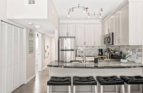Orlando Beach Condo | Surfer's Paradise Riverfront Villa W/Private beach access, Fire Pit, & BBQ Grills 🌴☀️