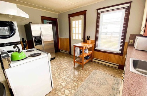 Old Orchard Beach Cottage | Surfside Beach Cottage 3 bed steps to sand
