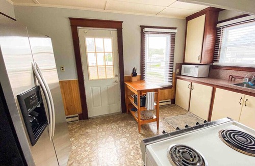 Old Orchard Beach Cottage | Surfside Beach Cottage 3 bed steps to sand