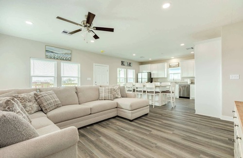 Surfside Beach House | Surfside Beach Getaway: Family-Friendly Home