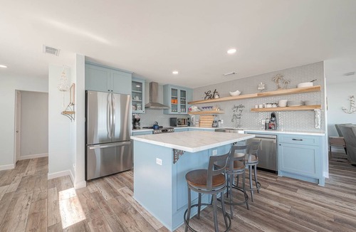 Surfside Beach House | Surfside Beachfront Dream. On sand!Family Reunion and Pet friendly!