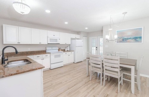 Chandler Park House | Surfside Hideaway - NEWLY Renovated Townhome