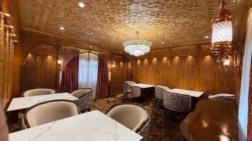 Dal Lake Hotel | Suroor Houseboat