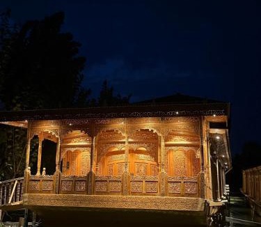 Dal Lake Hotel | Suroor Houseboat