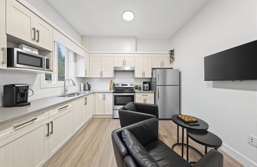 Fleetwood House | Surrey Modern Private 1 Bedroom Suite with Kitchen