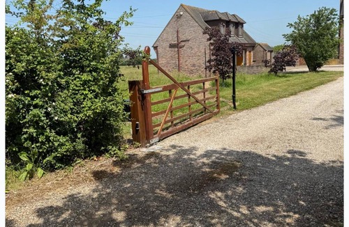 Beckingham Apartment | Surridges Studio, Sleeps 4 w/Parking & Dogs Ok