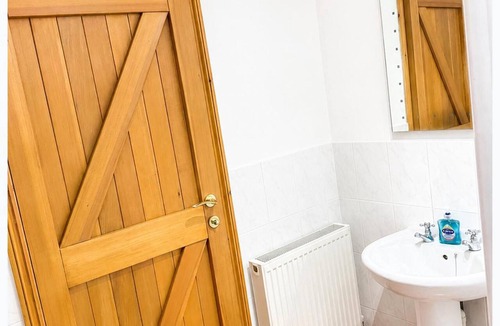Beckingham Apartment | Surridges Studio, Sleeps 4 w/Parking & Dogs Ok