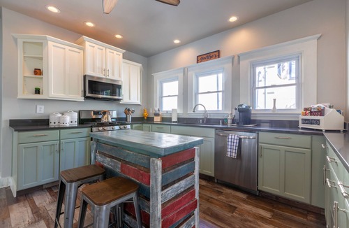 Central Sacramento House | Sutter Midtown 3bd Historic Home w/Swimming Pool *Virtual Tour
