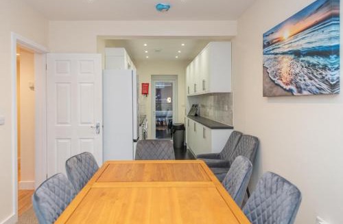 Portswood House | Sutton Cottage - 4BR 2Bath House Up to 9 Guests - Smart TV - Huge Bedrooms - Ideal for Contractors